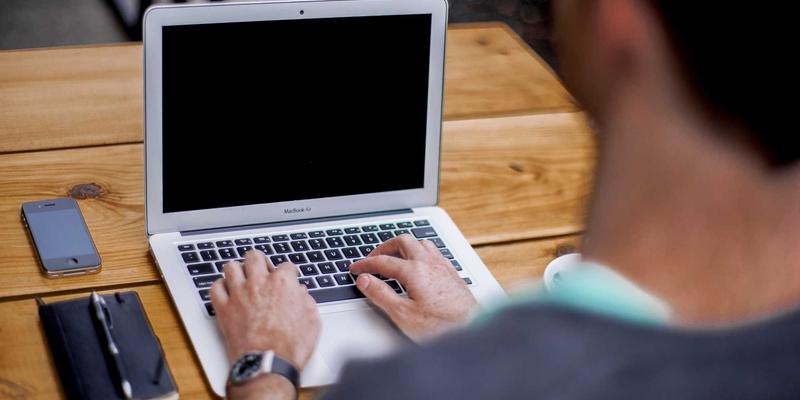 Chris PH的艺术摄影指南：如何为非专业模特打造充满自然情绪的商业作品集