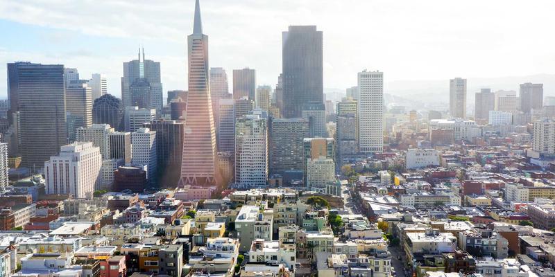 捕捉城市灵魂：Chris PH街头摄影中的光影运用技巧，打造戏剧性艺术照片